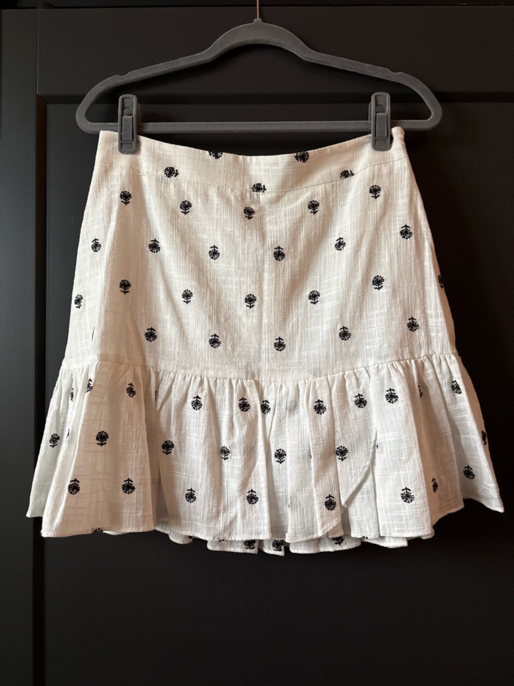 NWT White Cotton/Linen Mini Skirt with Black Floral Embroidery and Ruffle Hem